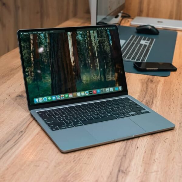 Apple MacBook Air 13.6" (M2, 8GB RAM / 512GB SSD)