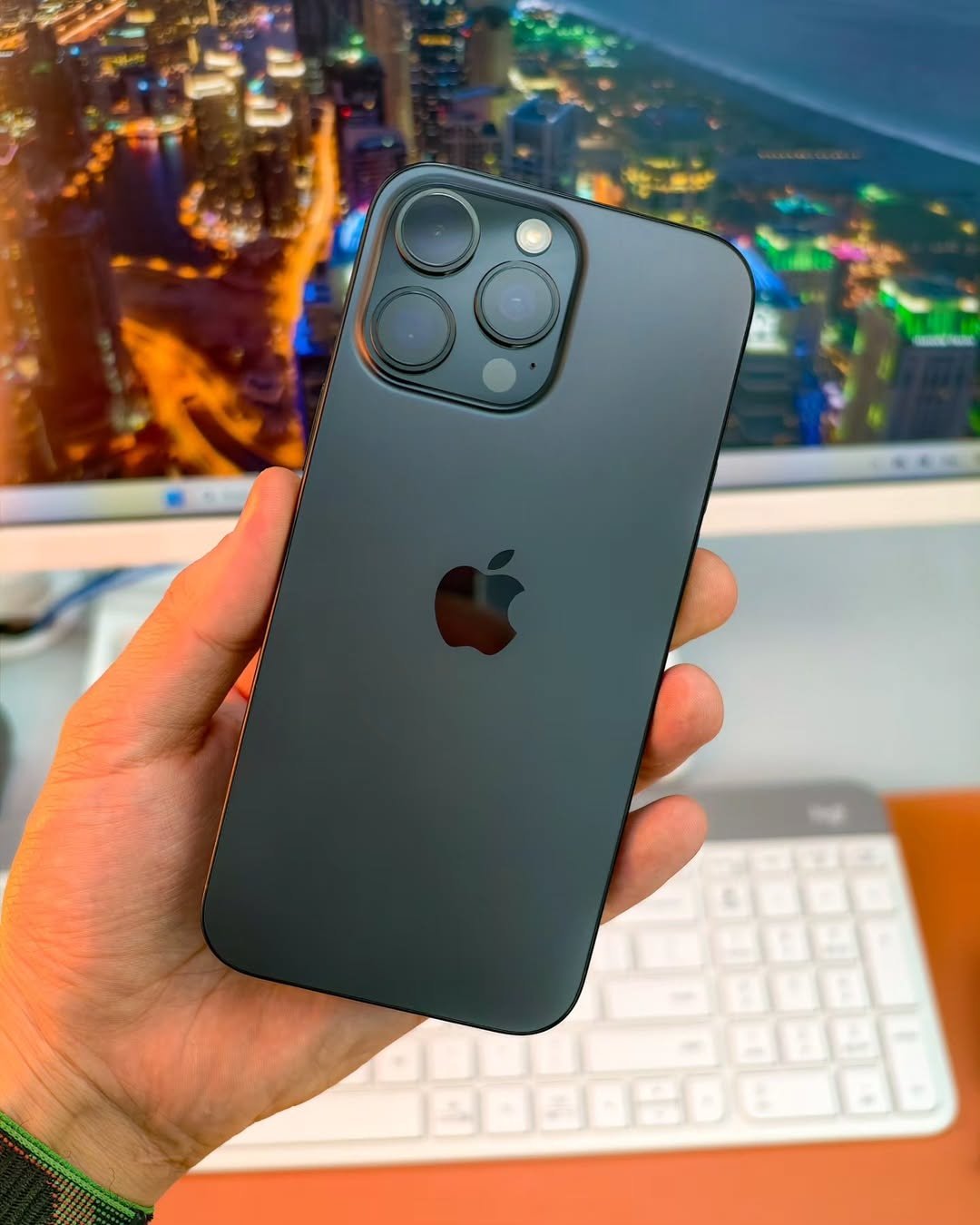 pixelbek.kg-20260210-0002 iPhone 16 Pro Max โ 256GB Black Titanium (Used, Like New, ๐100% โ 11 Cycles) - Image 1